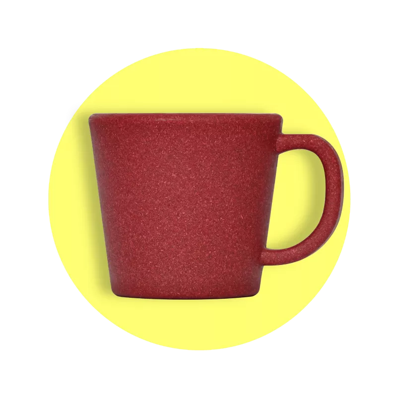 Wiederverwendbare Kaffeebecher Rote wiederverwendbare Tasse aus nachhaltigem Material vor transparentem Hintergrund.